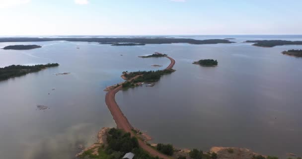 Flygbild Runt Smal Väg Som Förbinder Öar Vardo Åland Finland — Stockvideo