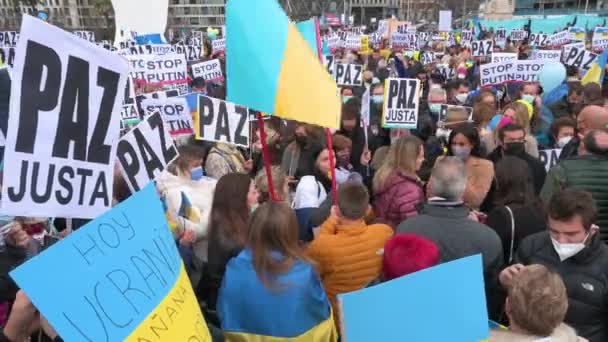 Duizenden Demonstranten Demonstreren Tijdens Een Oorlogsbetoging Ter Ondersteuning Van Oekraïne — Stockvideo