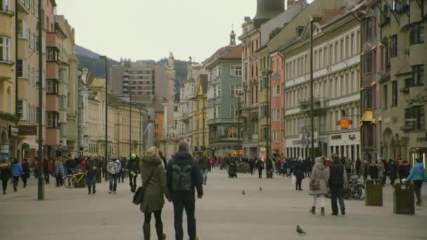 Fußgänger Genießen Innsbrucks Belebten Stadtplatz Mit Bunten Gebäuden — Stockvideo
