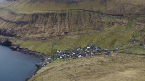 Funningur Coastal Town Seascape Mountain Views Eysturoy Faroe Islands Повітрям — стокове відео