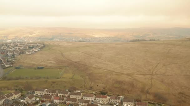 空中の景色を 移動を上げる ウェールズのサウスウェールズ ブレコン ビーコン山脈の町のドローン撮影 — ストック動画