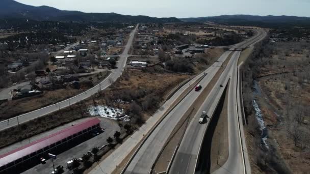 Aerial View Κυκλοφορία Στην Canam International Highway Στο Κολοράντο Ηπα — Αρχείο Βίντεο