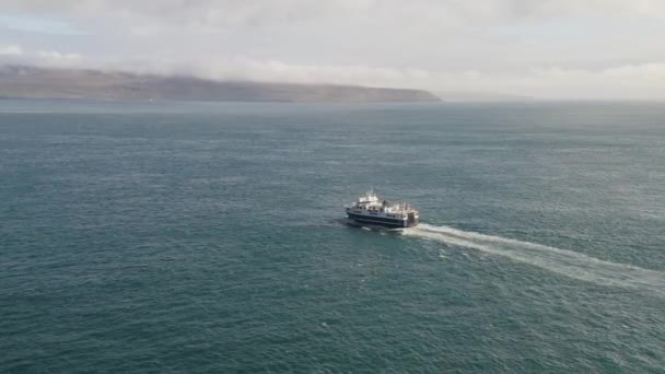 Vue Aérienne Bateau Ferry Avec Passagers Croisière Dans Océan Sandoy — Video