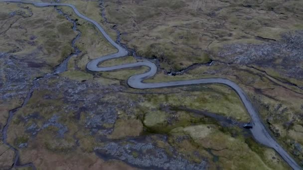 Vista Aérea Estrada Serpente Vale Nordaradalur Streymoy Ilhas Faroé Inclinar — Vídeo de Stock