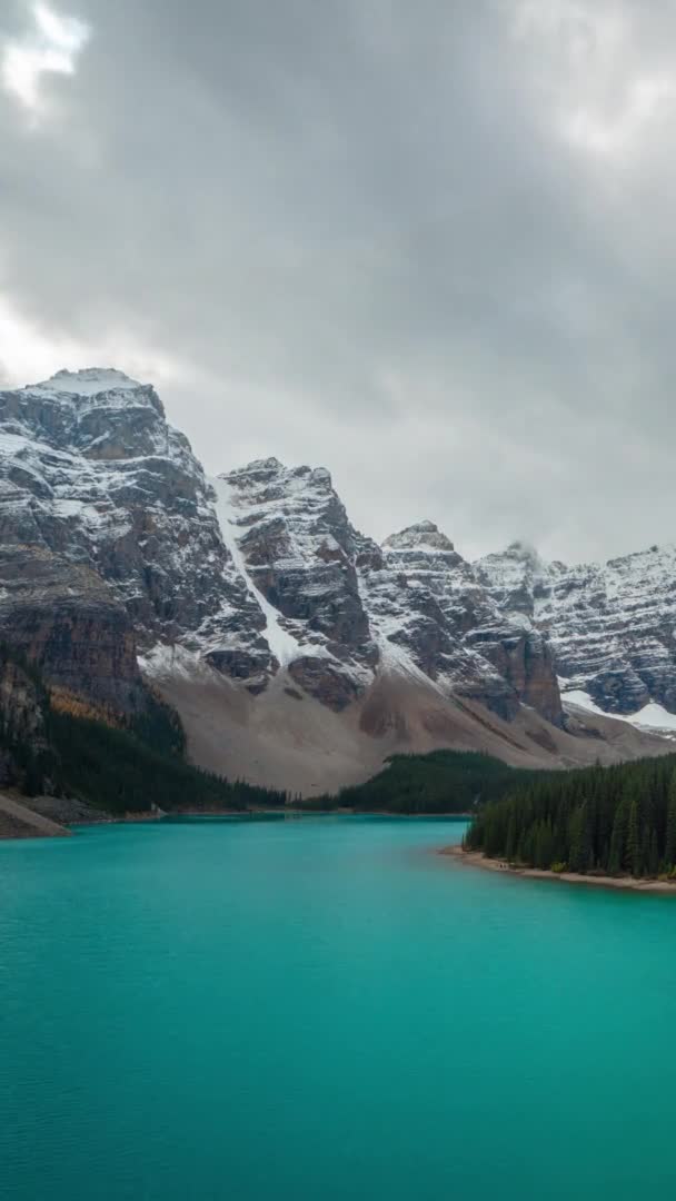 垂直的4K时间差 雪山峰上方的云彩和绿松石冰川湖水 — 图库视频影像