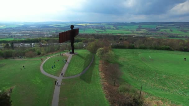 Gateshead Tyne Wear 安东尼 高姆利的北方雕塑天使空中景观 — 图库视频影像