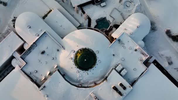 フィンランドのブオカッティにあるホリデークラブKatinkultaリゾートの上の空中ビュー 鳥の目 ドローンのショット — ストック動画