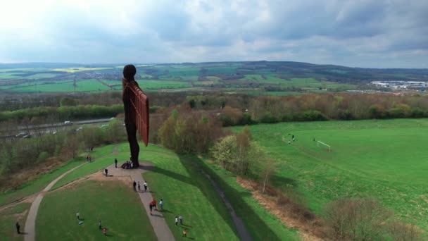 Воздушный Вращающийся Дрон Ангела Севера Гейтсхед Великобритания Современная Скульптура Ангел — стоковое видео