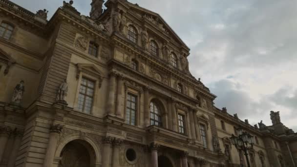 Dettagli Dell Edificio Del Museo Del Louvre Mezzogiorno Tilt Shot — Video Stock