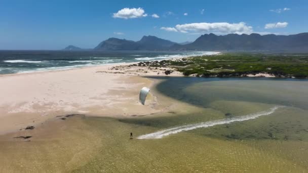Kitesurfer Robi Fajne Trik Skok Lagunie Malownicze Nadmorskie Tło Dron — Wideo stockowe