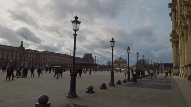 People Walk Louvre Square Paris Noon — Stock Video
