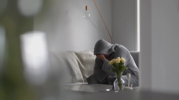 Depressieve Inactieve Man Housecoat Covers Gezicht Met Handen Dolly Schot — Stockvideo