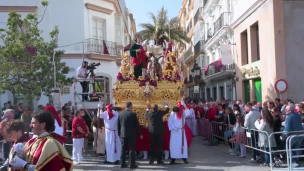 在西班牙加的斯举行的圣周庆祝活动中 悔改者带着耶稣基督的形象 Covid 19取消两年后 这些活动于2022年恢复 — 图库视频影像