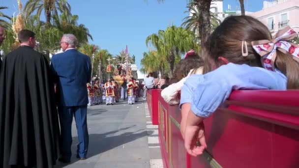 Obyvatelé Dívají Jak Kajícníci Nesou Obraz Ježíše Krista Během Svatého — Stock video