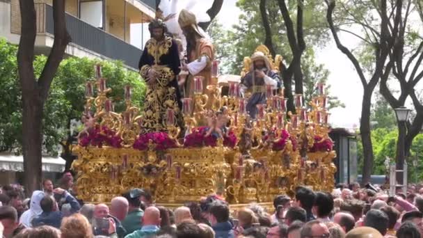 Fedeli Osservano Penitenti Portare Immagine Gesù Cristo Durante Una Processione — Video Stock