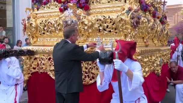 在西班牙加的斯举行的圣周庆祝活动中 悔改者提升了耶稣基督的形象 Covid 19取消两年后 这些活动于2022年恢复 — 图库视频影像