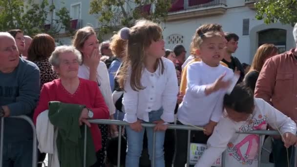 Los Residentes Reúnen Aire Libre Para Ver Las Procesiones Semana — Vídeos de Stock