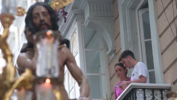 Bewoners Zien Vanuit Hun Huis Boetelingen Marcheren Tijdens Een Processie — Stockvideo