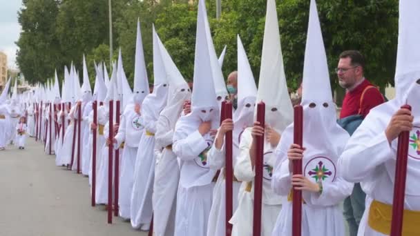 Confraternita Penitenti Marciano Durante Una Processione Mentre Celebrano Settimana Santa — Video Stock