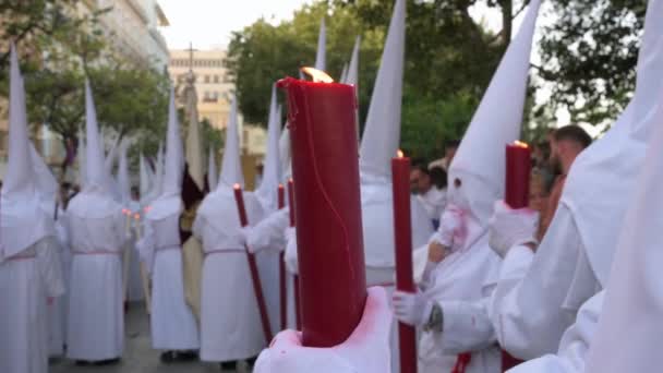 Pokutnik Trzyma Świecę Podczas Procesji Podczas Wielkiego Tygodnia Kadyksie Hiszpanii — Wideo stockowe