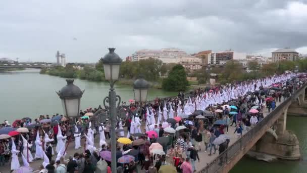 Los Penitentes Marchan Durante Una Procesión Cruzando Puente Triana Celebración — Vídeo de stock