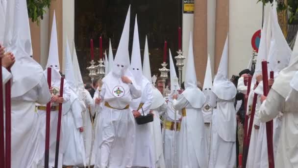 在西班牙塞维利亚 忏悔者在庆祝圣周的游行队伍中聚集在他们的兄弟会教堂外 Covid 19取消两年后 这些活动于2022年恢复 — 图库视频影像
