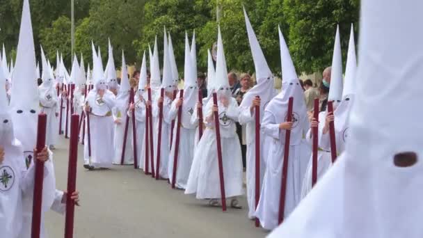 Centenas Penitentes Marcham Durante Uma Procissão Enquanto Celebram Semana Santa — Vídeo de Stock