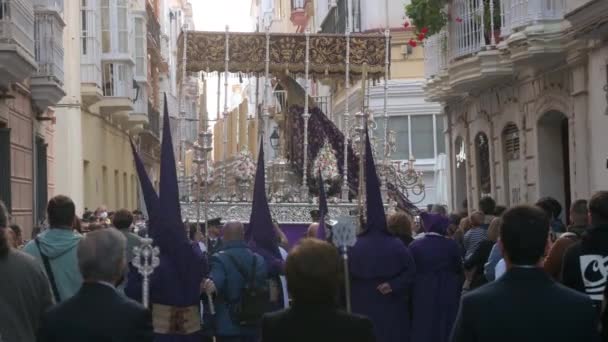 Boetelingen Dragen Het Beeld Van Jezus Christus Tijdens Een Processie — Stockvideo