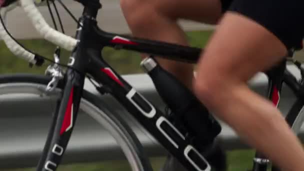 职业女运动员骑自行车参加自行车训练的近况 — 图库视频影像