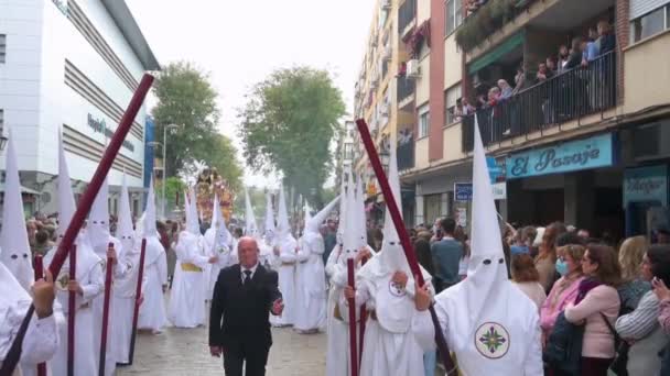Kajícníci Pochodují Během Procesí Když Oslavují Svatý Týden Seville Španělsku — Stock video