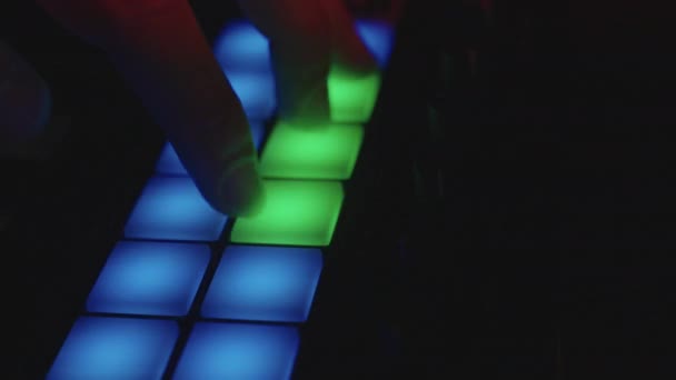 Close Van Handen Controleren Midi Controller Onder Neon Strobe Lichten — Stockvideo