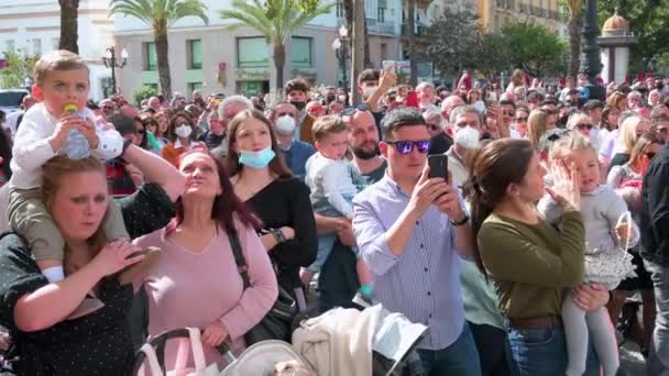 Uctívači Scházejí Venku Dívají Procesí Svatého Týdne Cádizu Španělsku Dvou — Stock video