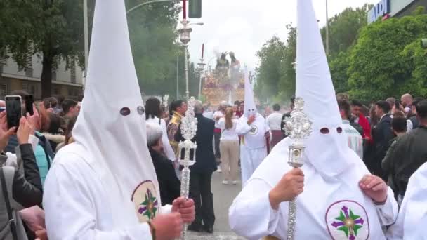 Obyvatelé Shromažďují Venku Zatímco Kajícníci Pochodují Oslavují Svatý Týden Seville — Stock video