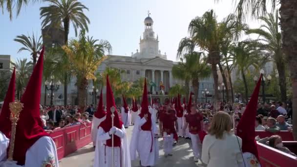 Penitentes Marcham Durante Uma Procissão Enquanto Celebram Semana Santa Cádiz — Vídeo de Stock