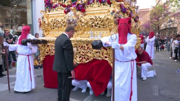 Vezeklők Jézus Krisztus Képét Hordozzák Spanyolországi Kadiz Nagyhét Ünnepségén Covid — Stock videók