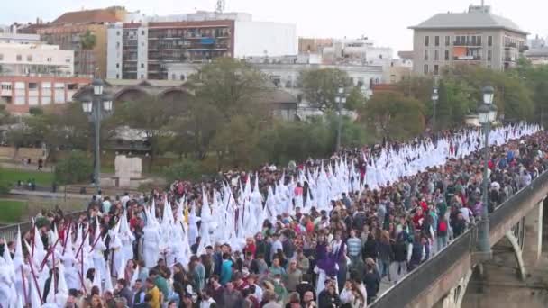 Büßer Marschieren Während Einer Prozession Über Die Triana Brücke Zur — Stockvideo