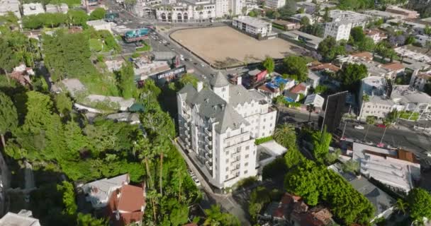Drone Shot Flying Historic Chateau Marmont Hotel West Hollywood California — Vídeos de Stock