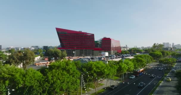 Drone Shot Approaching Pacific Design Center Luchtfoto Drone Beelden Vliegen — Stockvideo