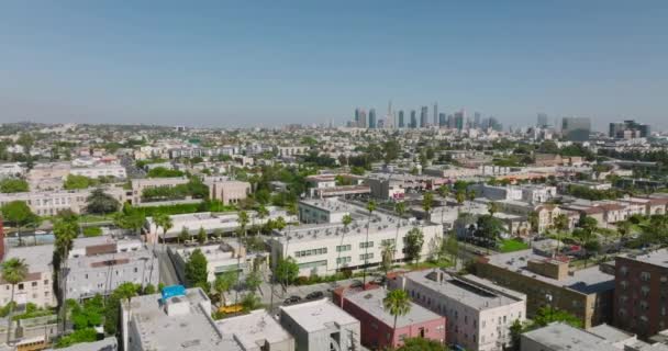 サニー カリフォルニア ルーフトップ アンダー シティ スカイライン アヘッドのロサンゼルス上空を飛行 — ストック動画