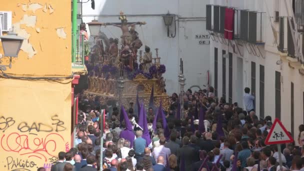 Gläubige Beobachten Wie Büßer Während Einer Prozession Der Karwoche Sevilla — Stockvideo