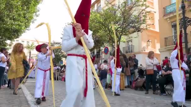 Boetelingen Marcheren Tijdens Een Processie Als Heilige Week Vieren Cadiz — Stockvideo