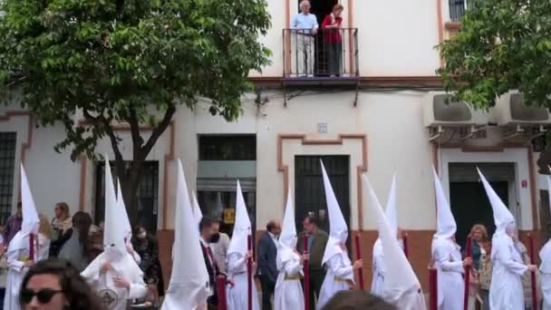 在西班牙塞维利亚 居民们在庆祝圣周的游行中看到悔改者在游行 Covid 19取消两年后 这些活动于2022年恢复 — 图库视频影像