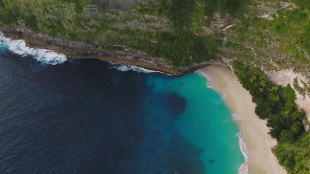 Nusa Penida Adasında Yüksek Uçurumları Olan Tenha Tropikal Bir Sahil — Stok video