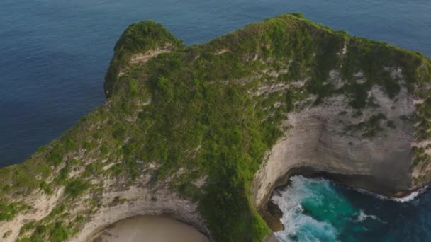 海蓝色海水环绕的绿色植被覆盖的陡峭石灰岩悬崖 开林金海滩 — 图库视频影像