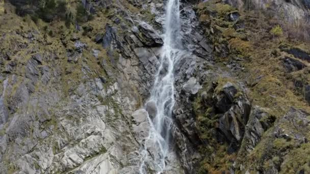 Velký Vodopád Stékající Úbočí Hory Poblíž Rakouského Kaprunu Ohromujících Alpách — Stock video