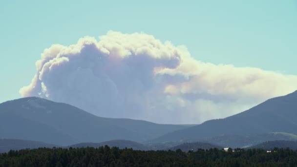 2022年新墨西哥州小牛峡谷隐士峰野火烟雾的时间 — 图库视频影像