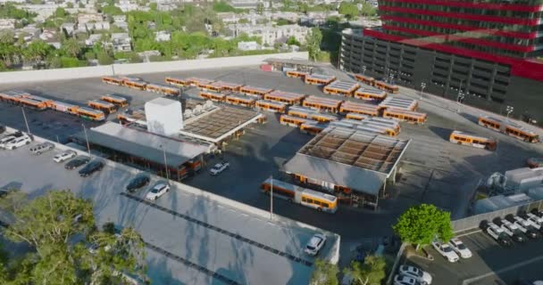 Busparkplatz Neben Dem Pacific Design Center Luftaufnahmen Über Einem Parkplatz — Stockvideo