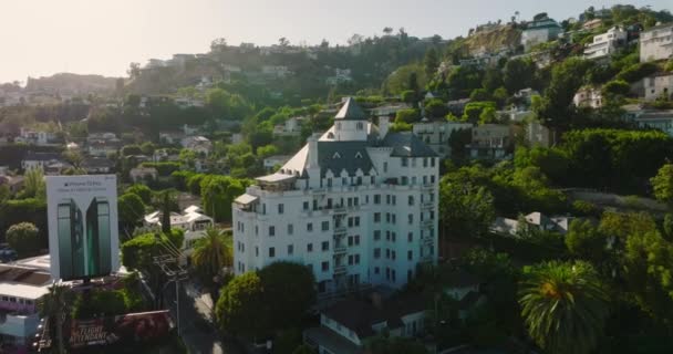 Πετώντας Προς Και Πάνω Από Ιστορικό Chateau Marmont Φωλιασμένο Στους — Αρχείο Βίντεο