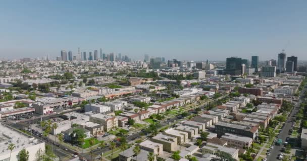 Drohnenaufnahmen Von Ferienwohnungen Los Angeles Mit Skyline Der Innenstadt Horizont — Stockvideo