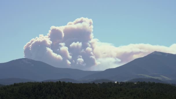 Vitello Canyon Eremiti Picco Wildfire Fumo Sopra Catena Montuosa — Video Stock